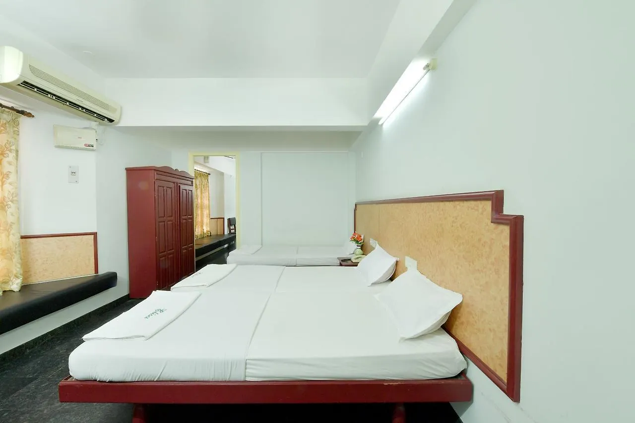 טריואנדרום Hotel Elisa International Tourist Home