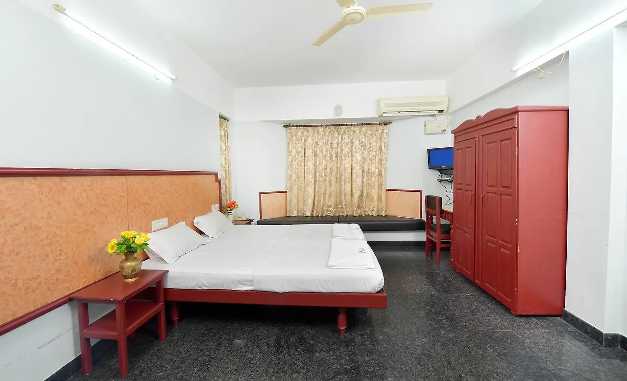 טריואנדרום Hotel Elisa International Tourist Home